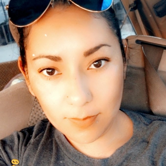 Meet your Posher, Julissa flor - Picture 1 of 1